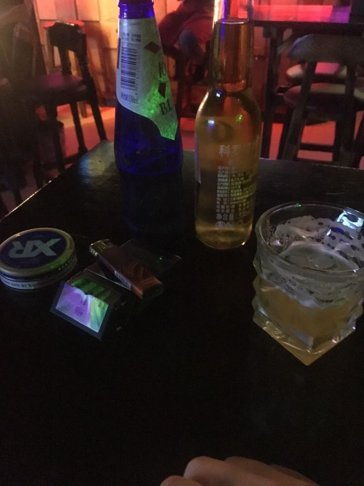 一个人在酒吧喝酒照片图片
