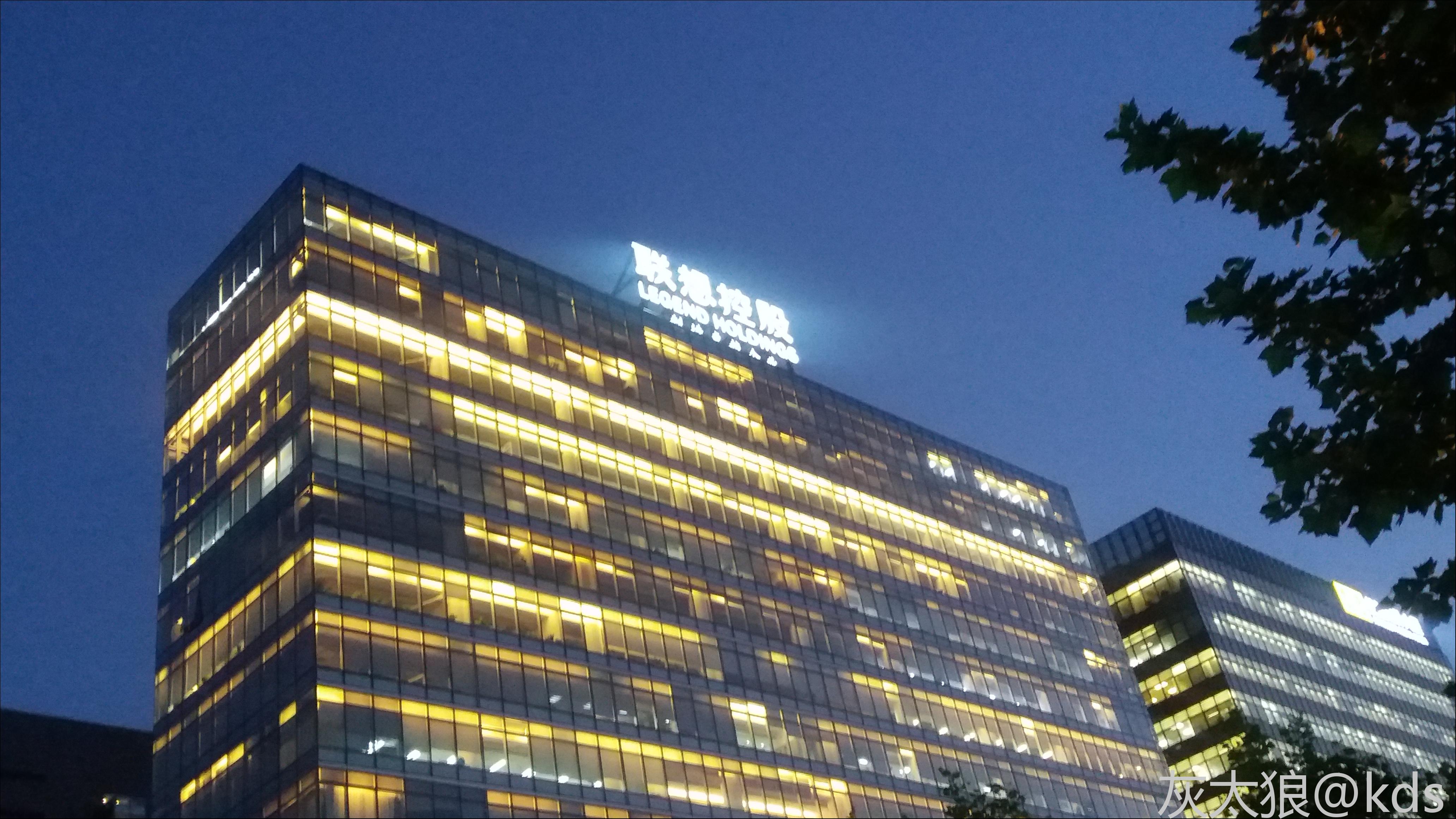 这是凌晨1点半的北京京东总部.