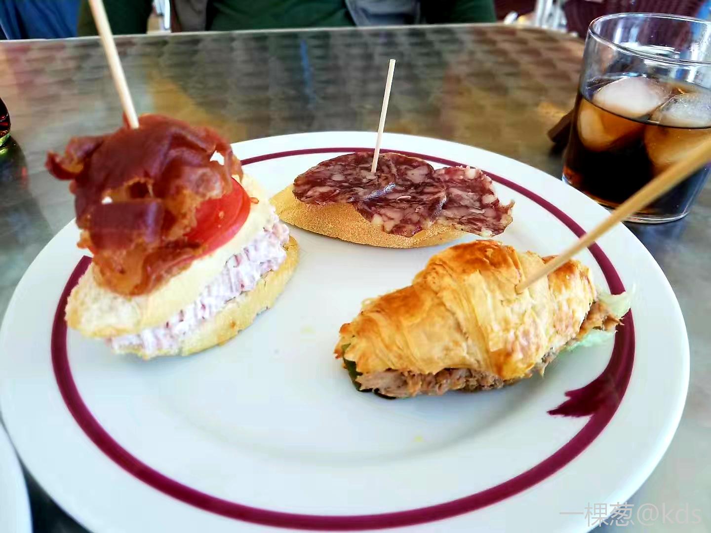 很好吃的西班牙小吃tapas(塔帕斯),在烤面包上叠赘火腿