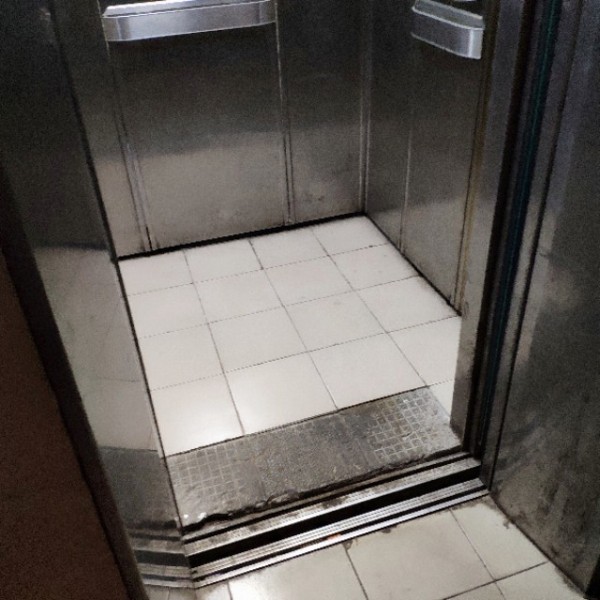 家里的老电梯终于要换了