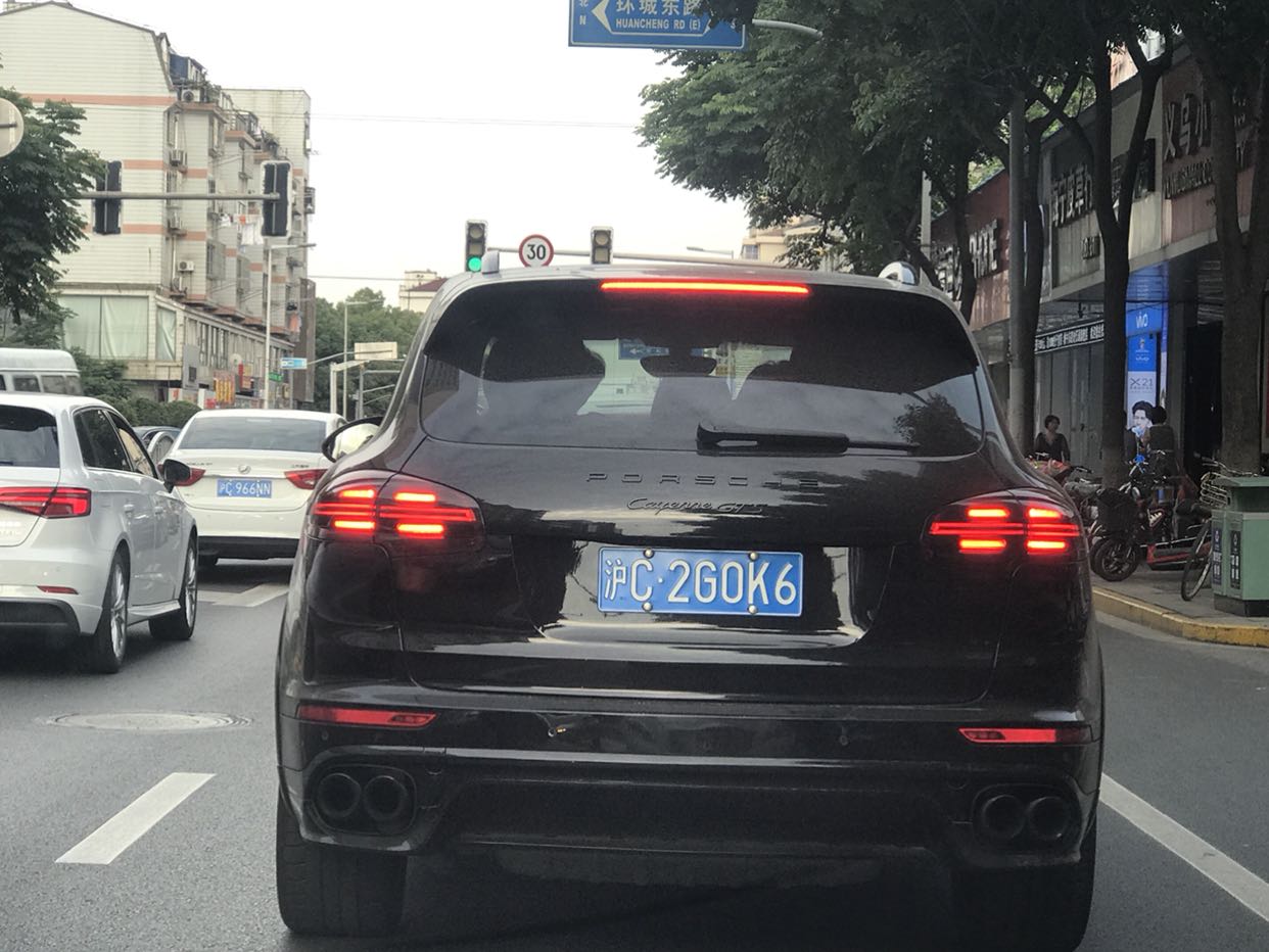 这种车是沪牌 你让我怎么相信?