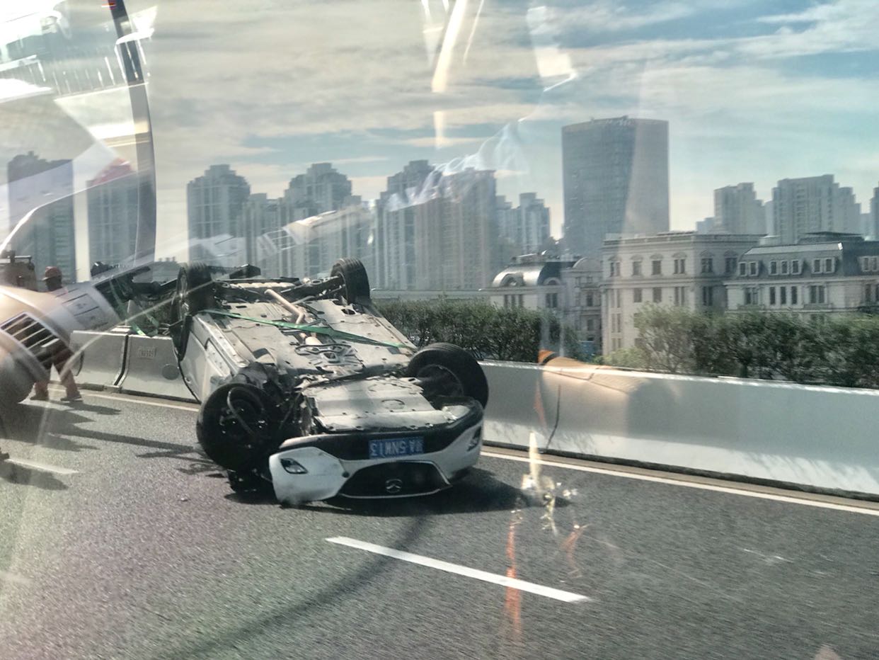 早上中环共和新路出口翻车事故