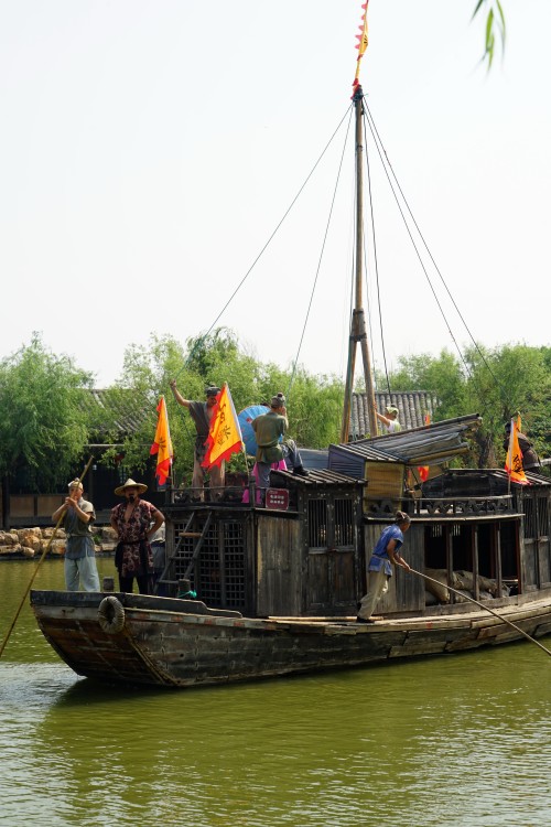 船家众人感谢包拯主持公道后升起桅杆,准备上路