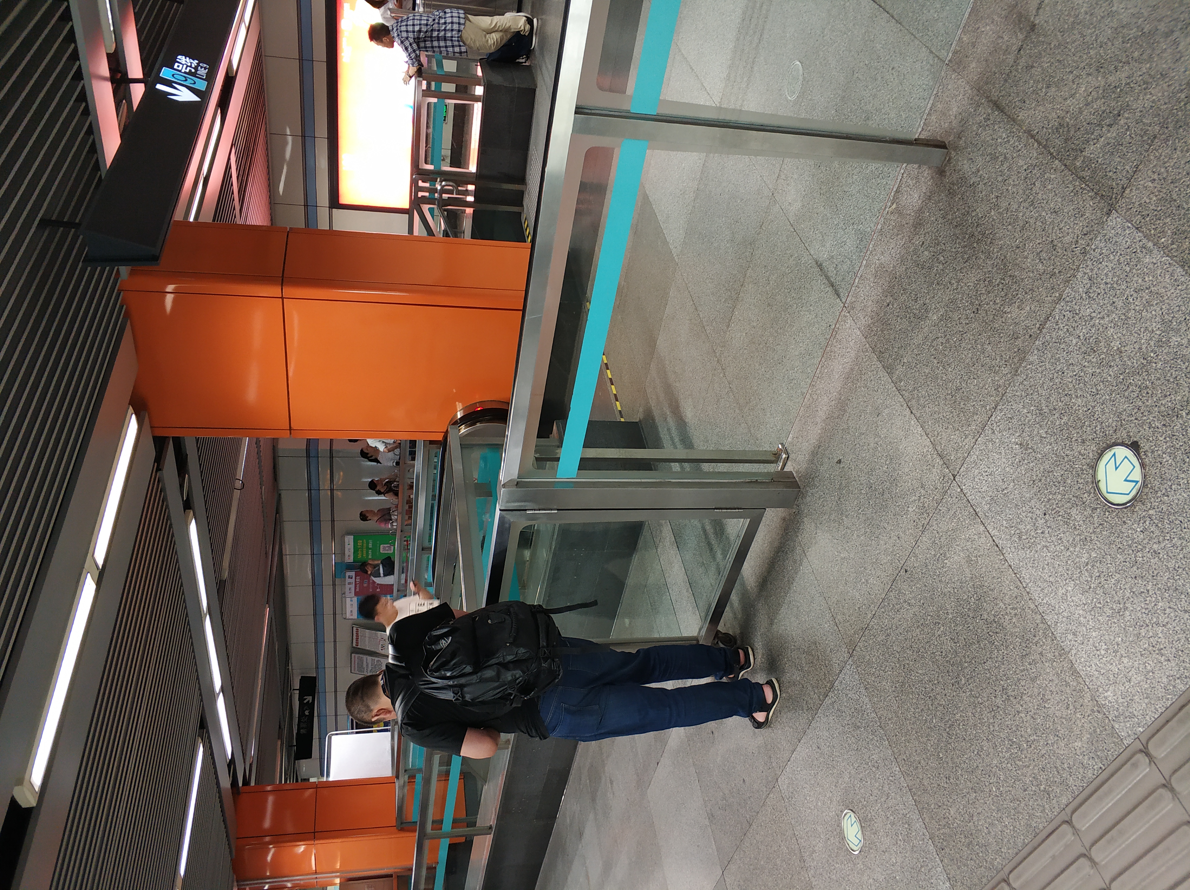 地铁这里围栏这么低,安检有什么意义?