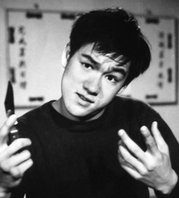 图为1965年,李小龙在电视节目上表演手拿刀的坏人.