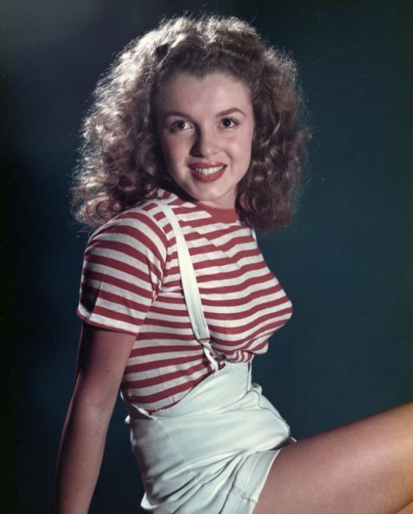 1947年的玛丽莲梦露,金发尤物,笑的如此灿烂,全然不知自己以后会成为