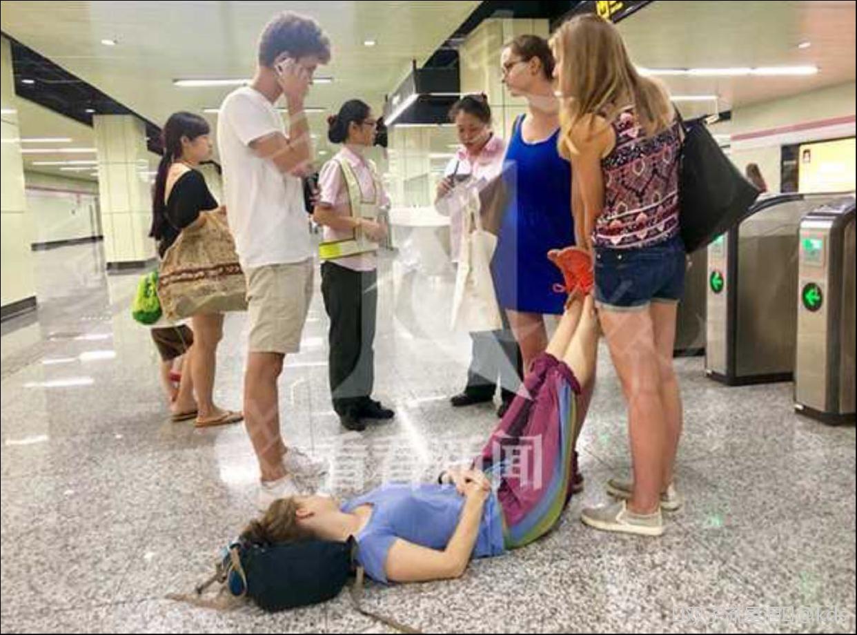 外籍女孩地铁站内晕倒,无敌风油精立了大功