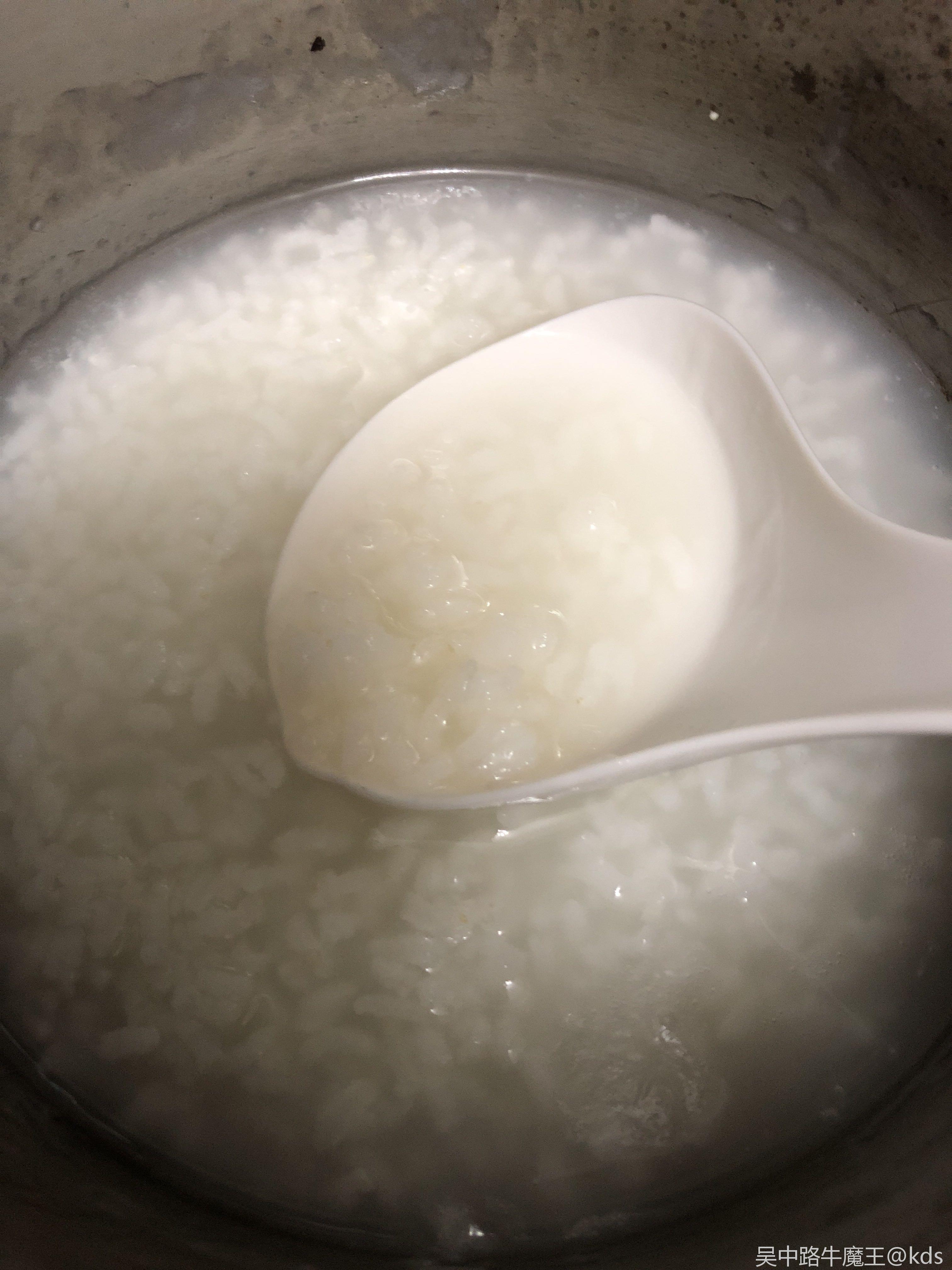 还有一碗薄粥过过 吃的胃舒服 比外面那些乱七八糟的早饭好多了