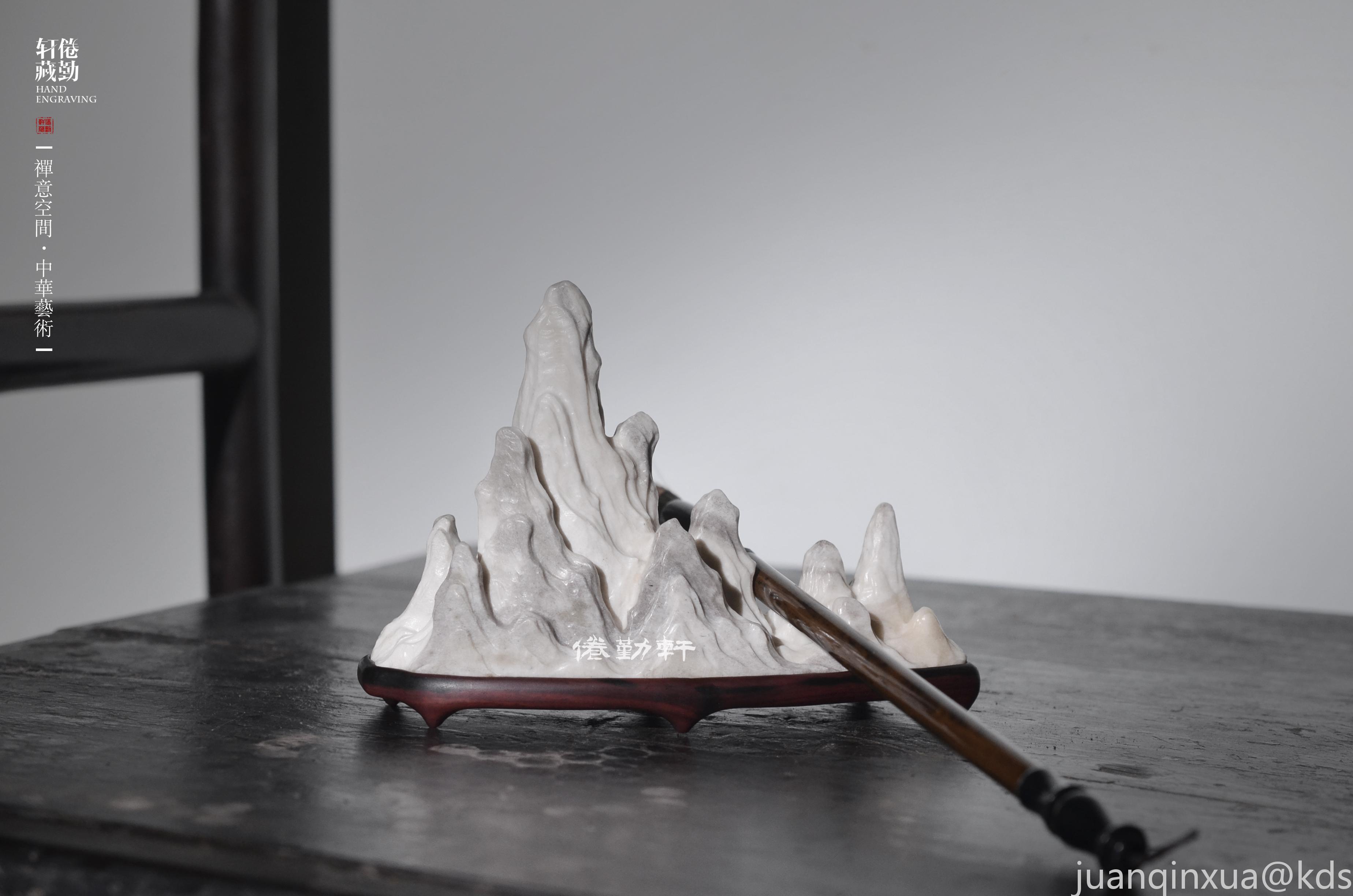 山子为案头清供,可作为搁笔的工具,亦可成一角案头小景供赏,早在宋代