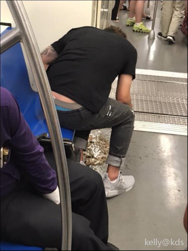地铁站随地小便!