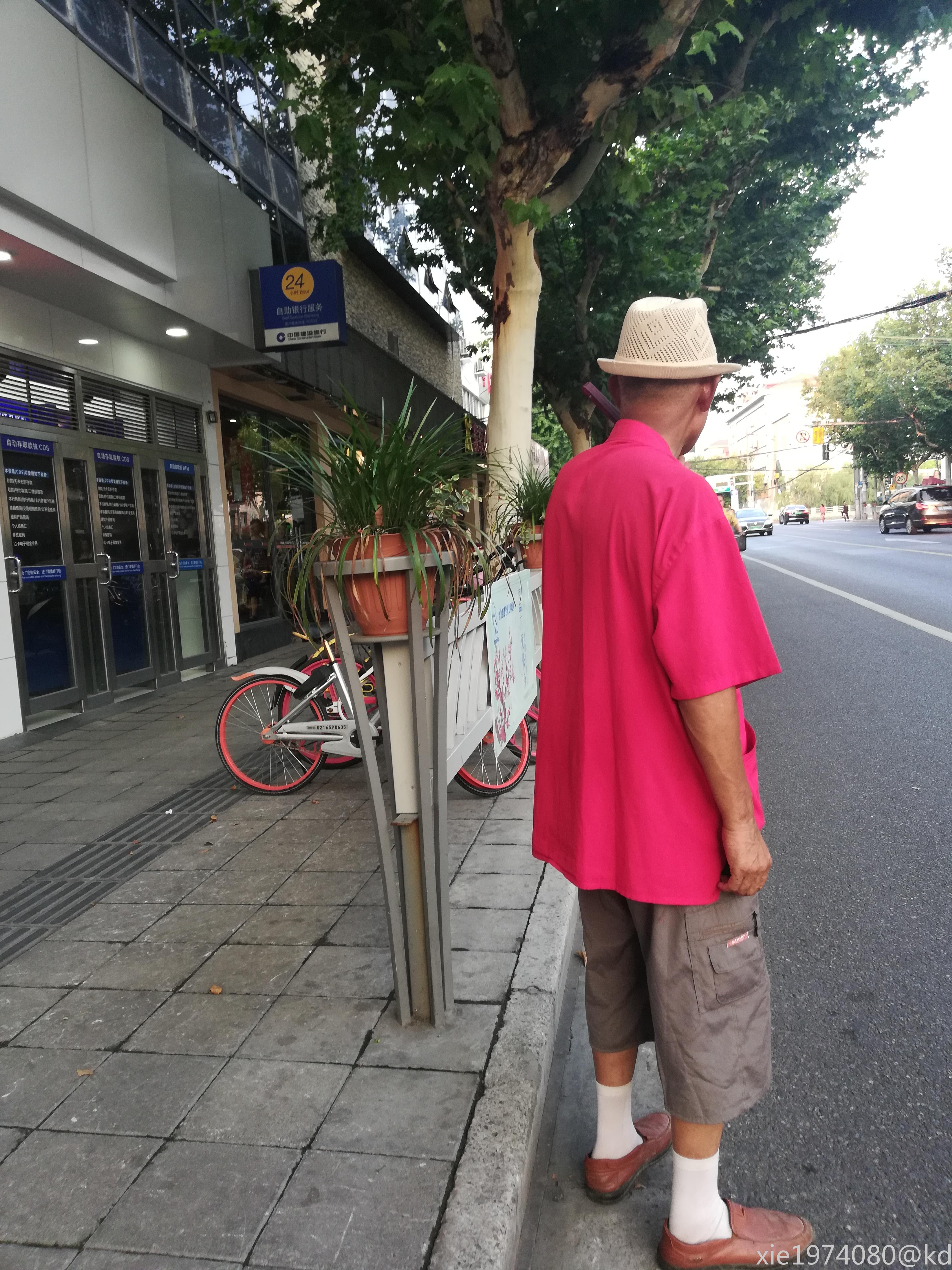 现在上海老丫叔打扮老克勒