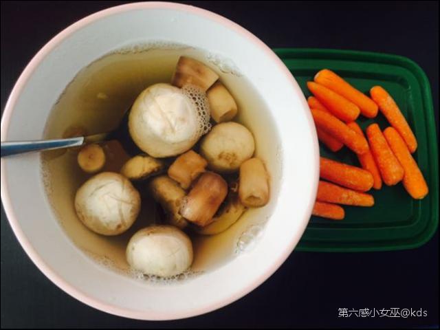 蘑菇汤胡萝卜