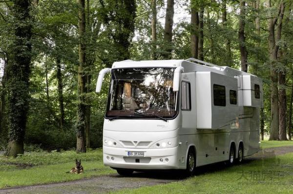 来欣赏下30万欧的奔驰四驱a型房车 内部奢华