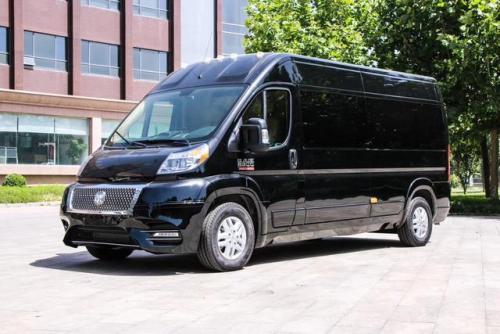 来看看道奇保姆车内部