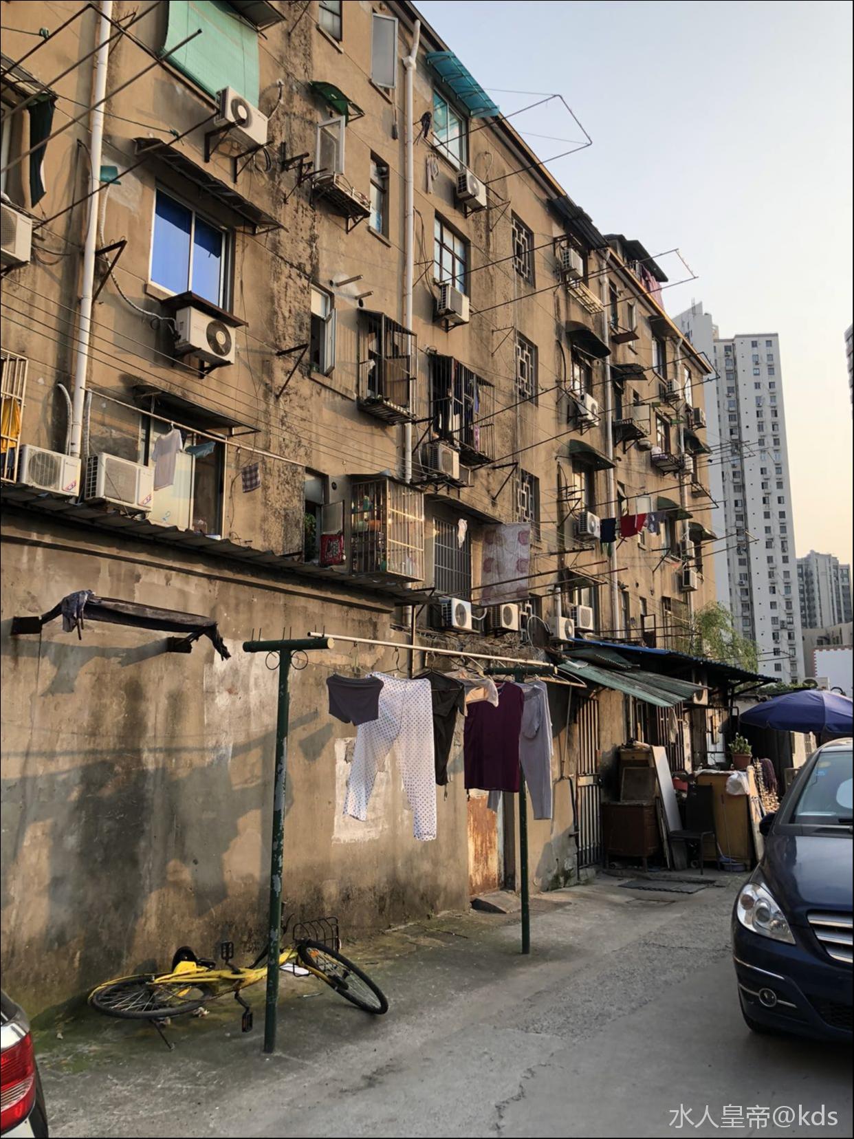 虽然是老破小,但是弄堂里也挤满了车子,这里基本就剩点老人和yp租客了