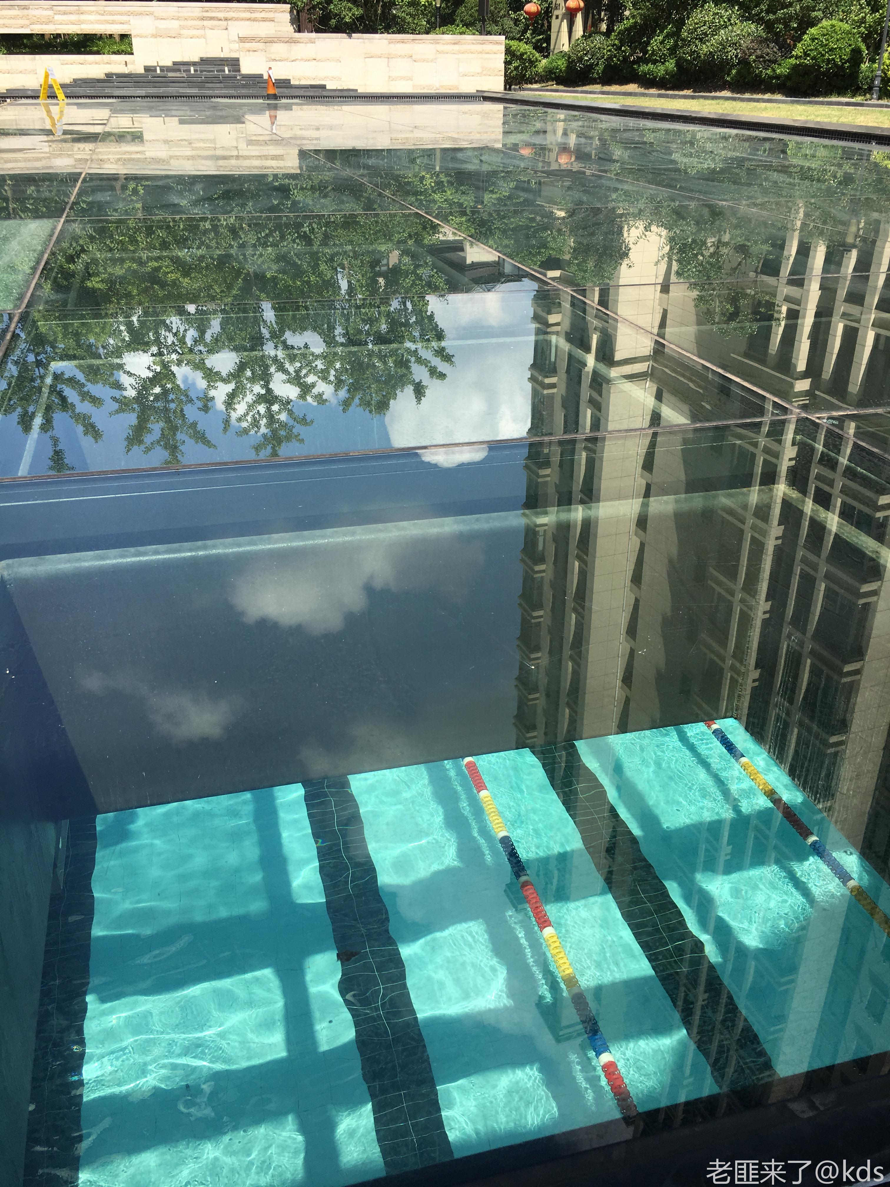 走进小区大门 就能看到下沉式的游泳池