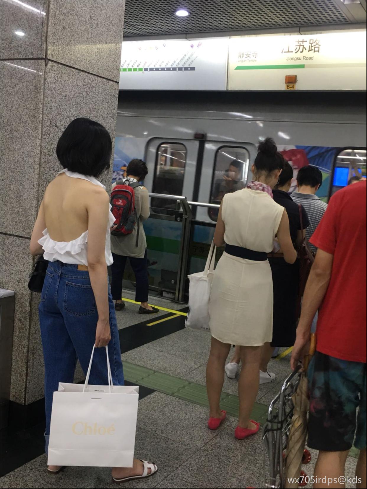 这个女人有没有穿胸罩?
