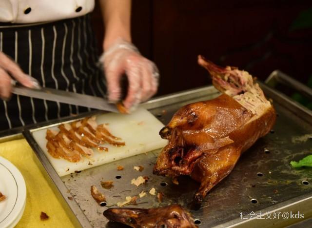 大董北京烤鸭进军纽约,一只烤鸭卖98美金,价格不菲却依然征服美国人的