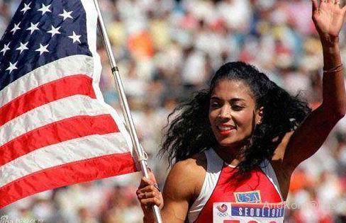 美国女飞人乔伊娜,死于心脏病猝死,会不会是嗑药嗑多了?