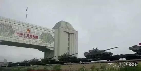 中国一个合成旅携99式坦克参加俄罗斯最大规