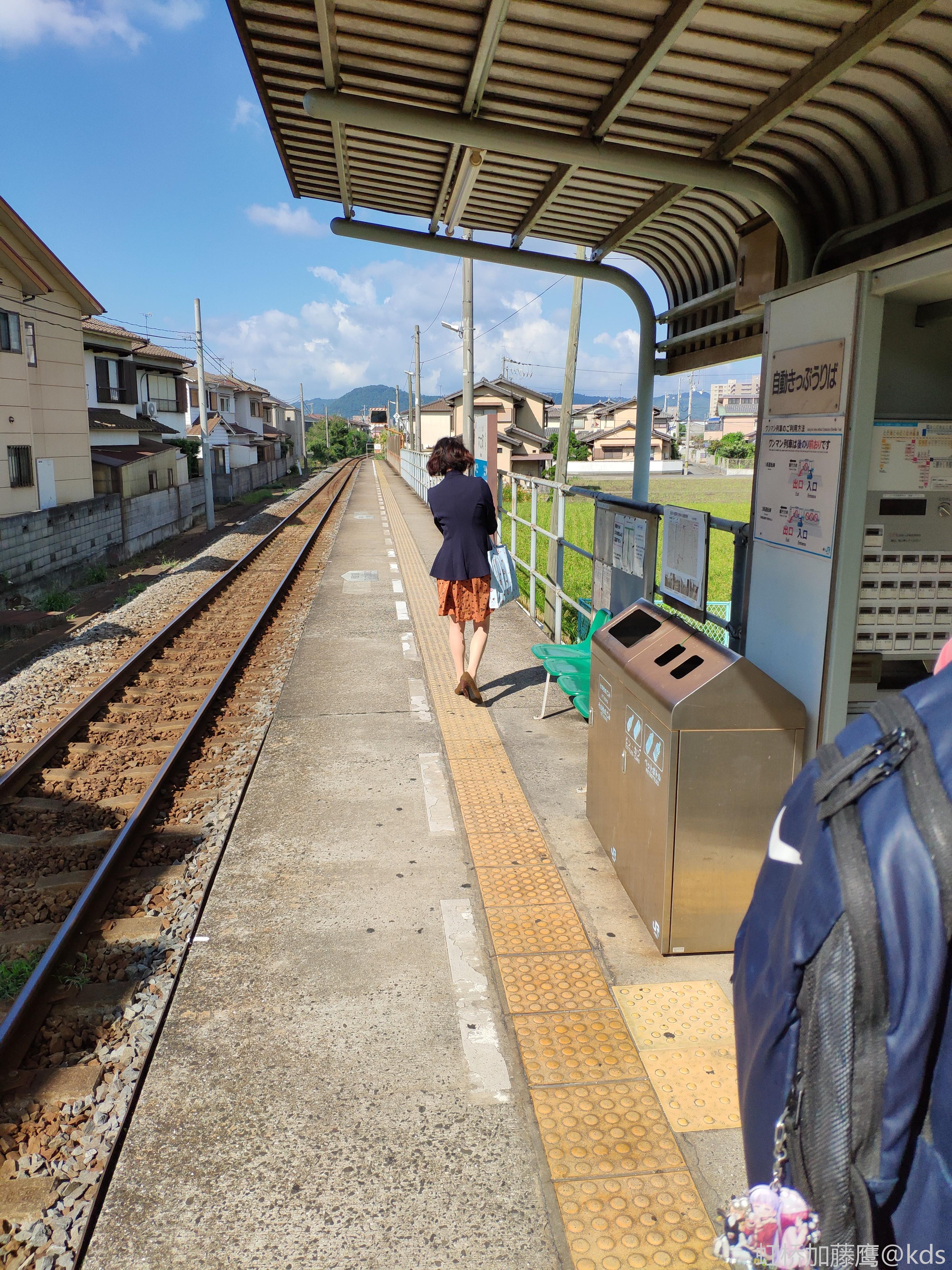 农村轻轨小站,等车的一共才三人