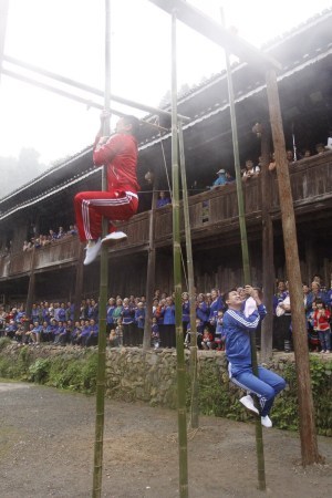 记得以前小学的时候有爬竹竿