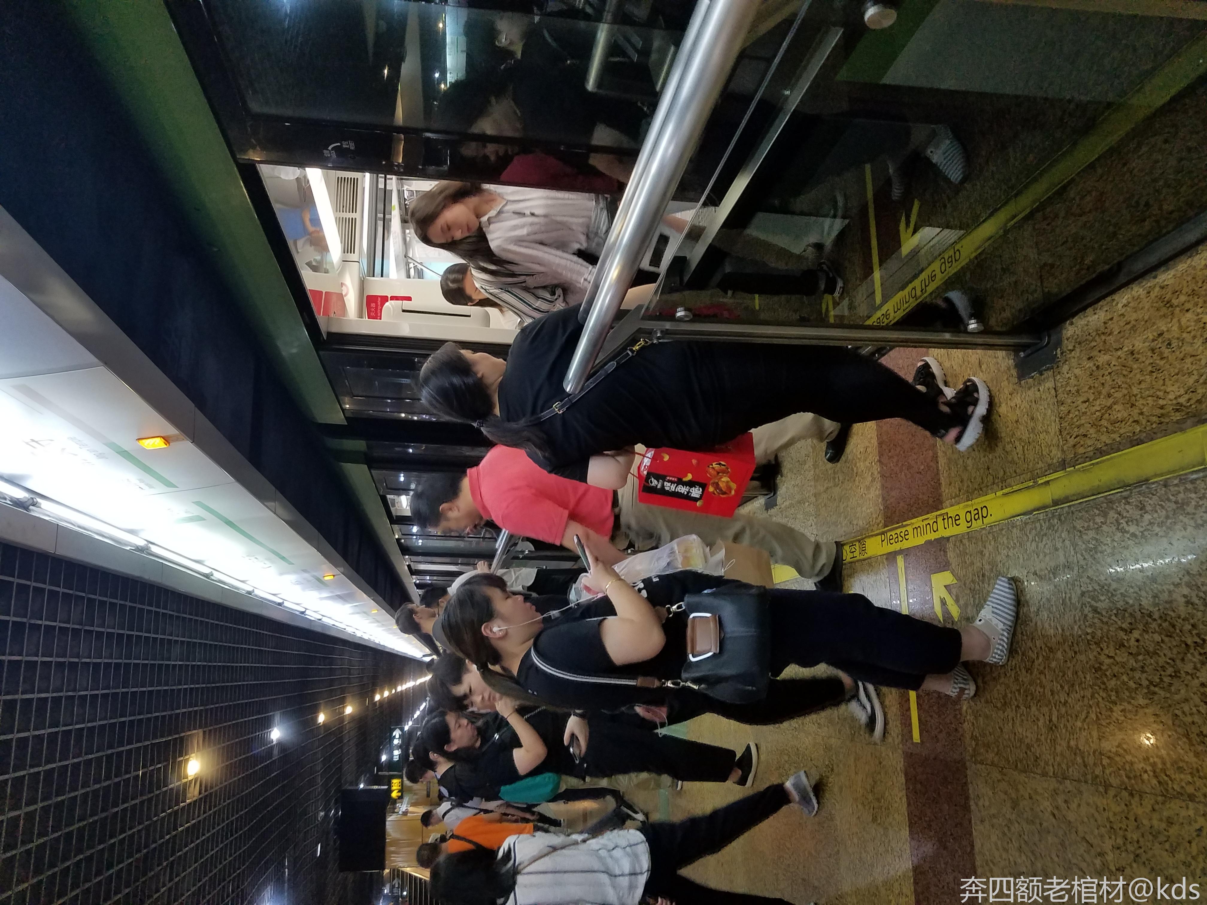 每天晚上9点,地铁里都是刚下班的年轻人准备回家