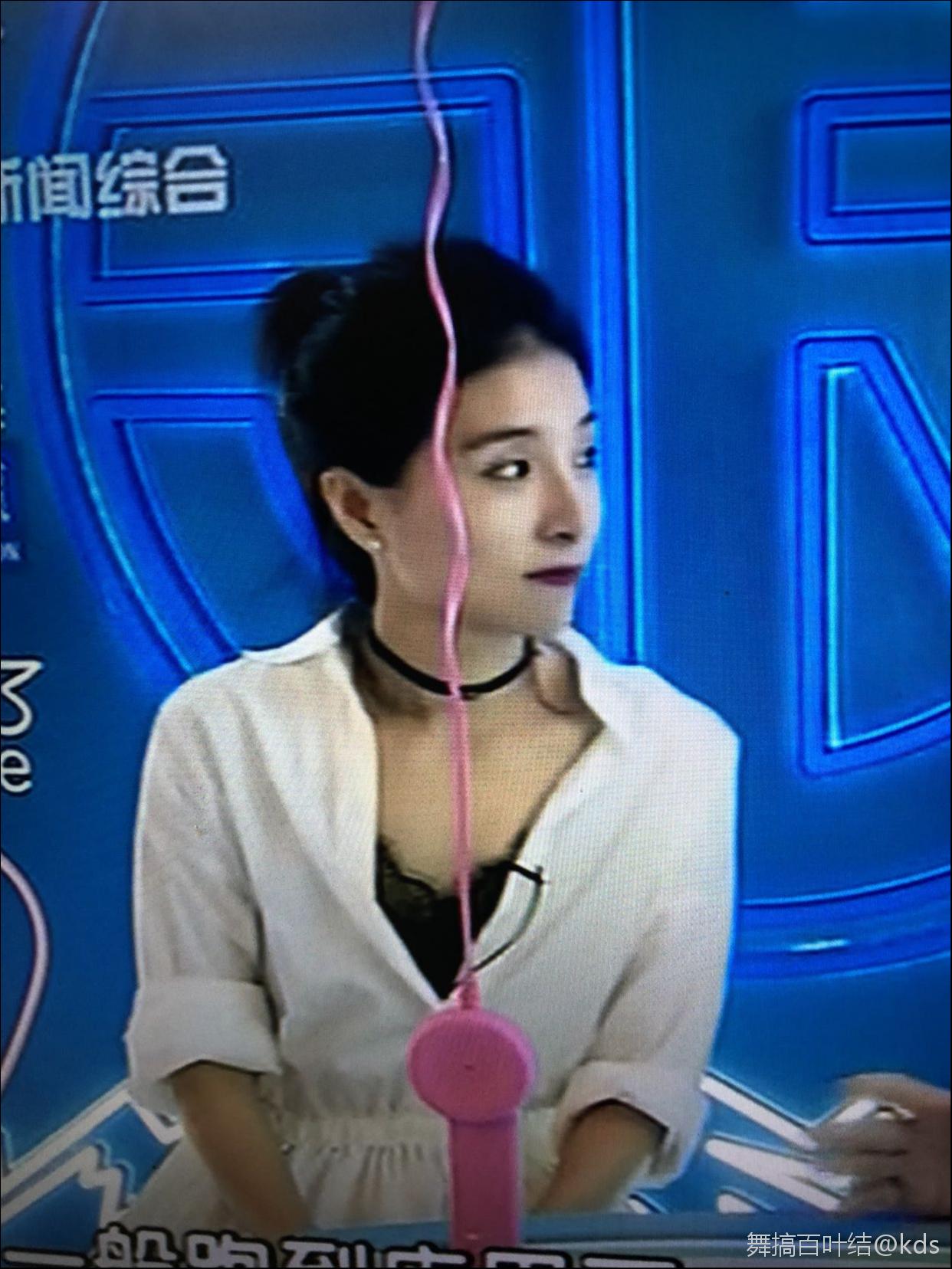 新闻坊的女主持人穿的哈骚