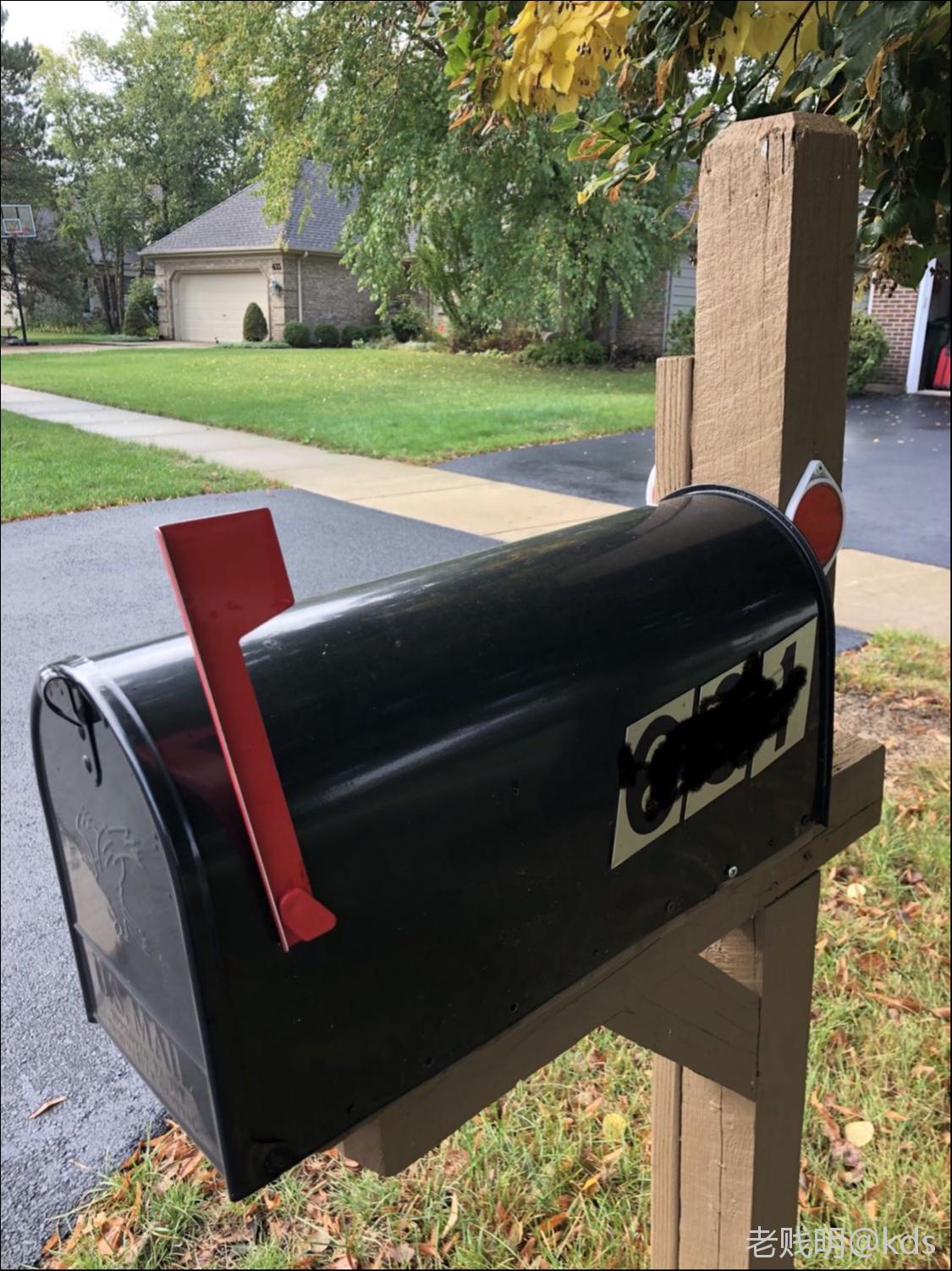 美国每家门口的邮箱除收信还可以寄信,寄信需要把小红旗竖起来那么