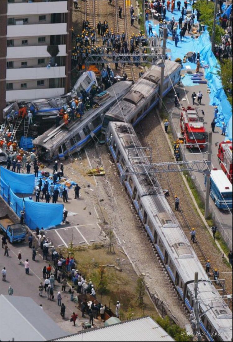 05年日本一火车出轨死了107个人