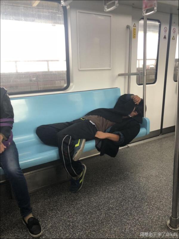 地铁上不文明事件