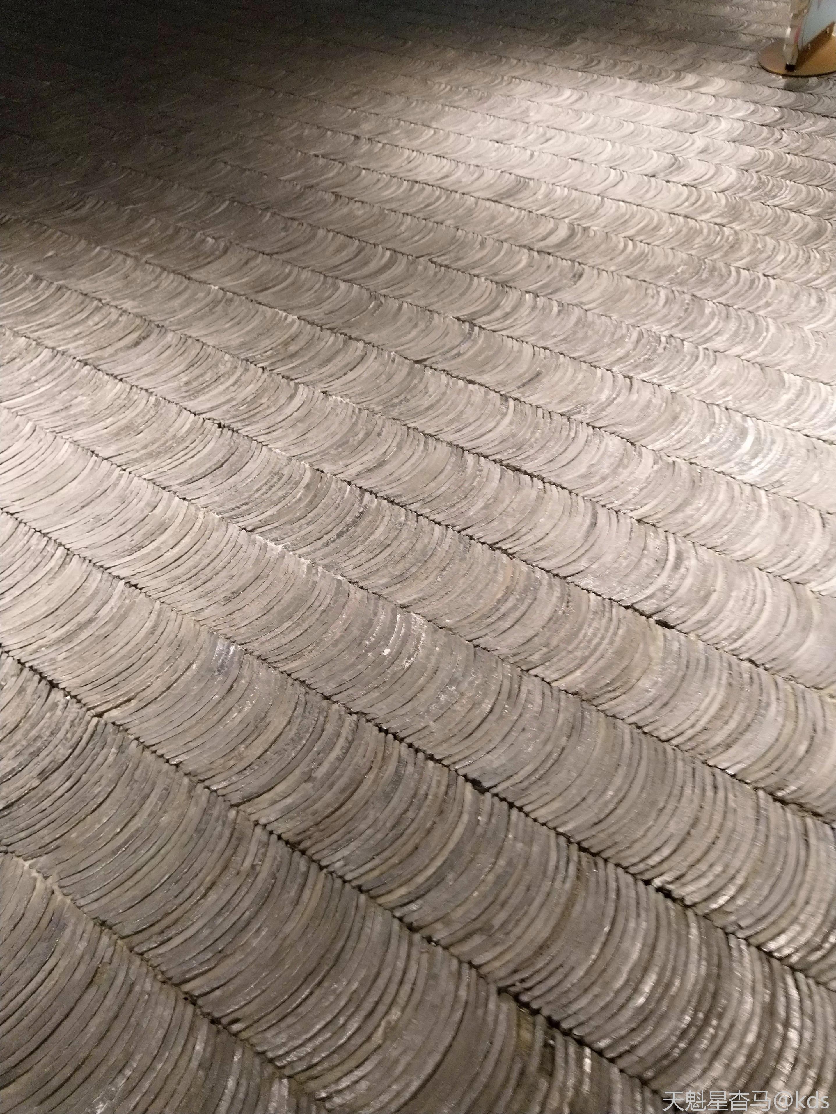 我看地上也吃了一惊,居然都是以瓦片组成的地板