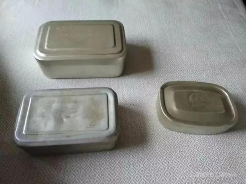 小时候用铁皮饭盒蒸饭 谁还有记忆呢?
