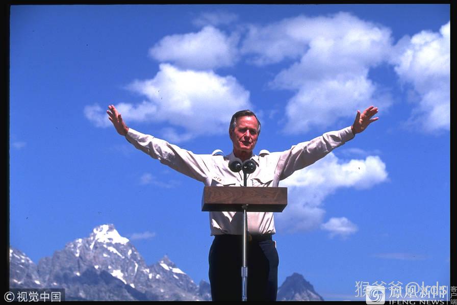 1956年美国,乔治·布什和芭芭拉·布什与孩子尼尔,乔治·w,杰布,马文