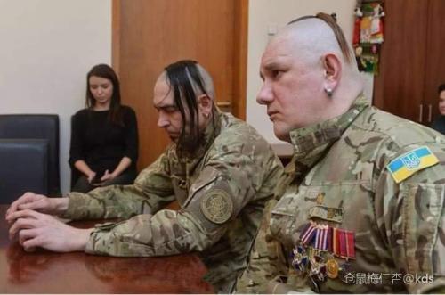 被俄军俘虏的乌方士兵清一色杀马特发型和流氓一样能打仗吗