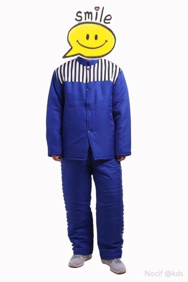 放件劳改服搭在椅背上