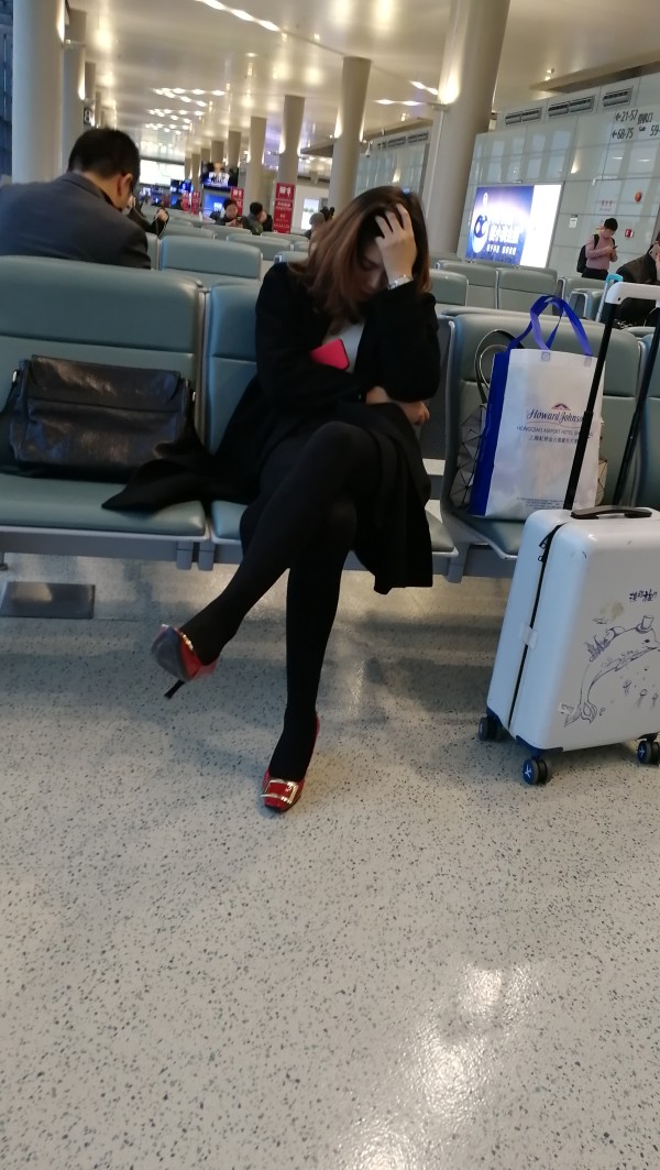 虹桥机场vip休息室的红色高跟鞋