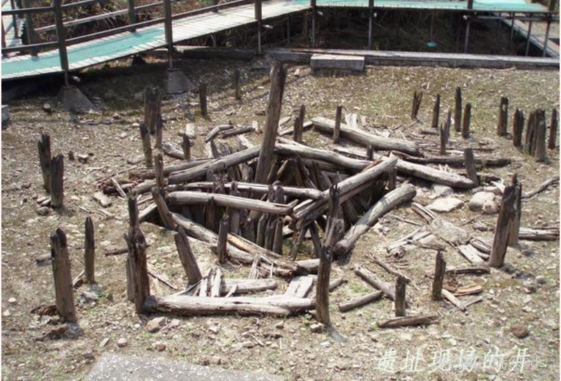 河姆渡遺址現場的木結構建築框架