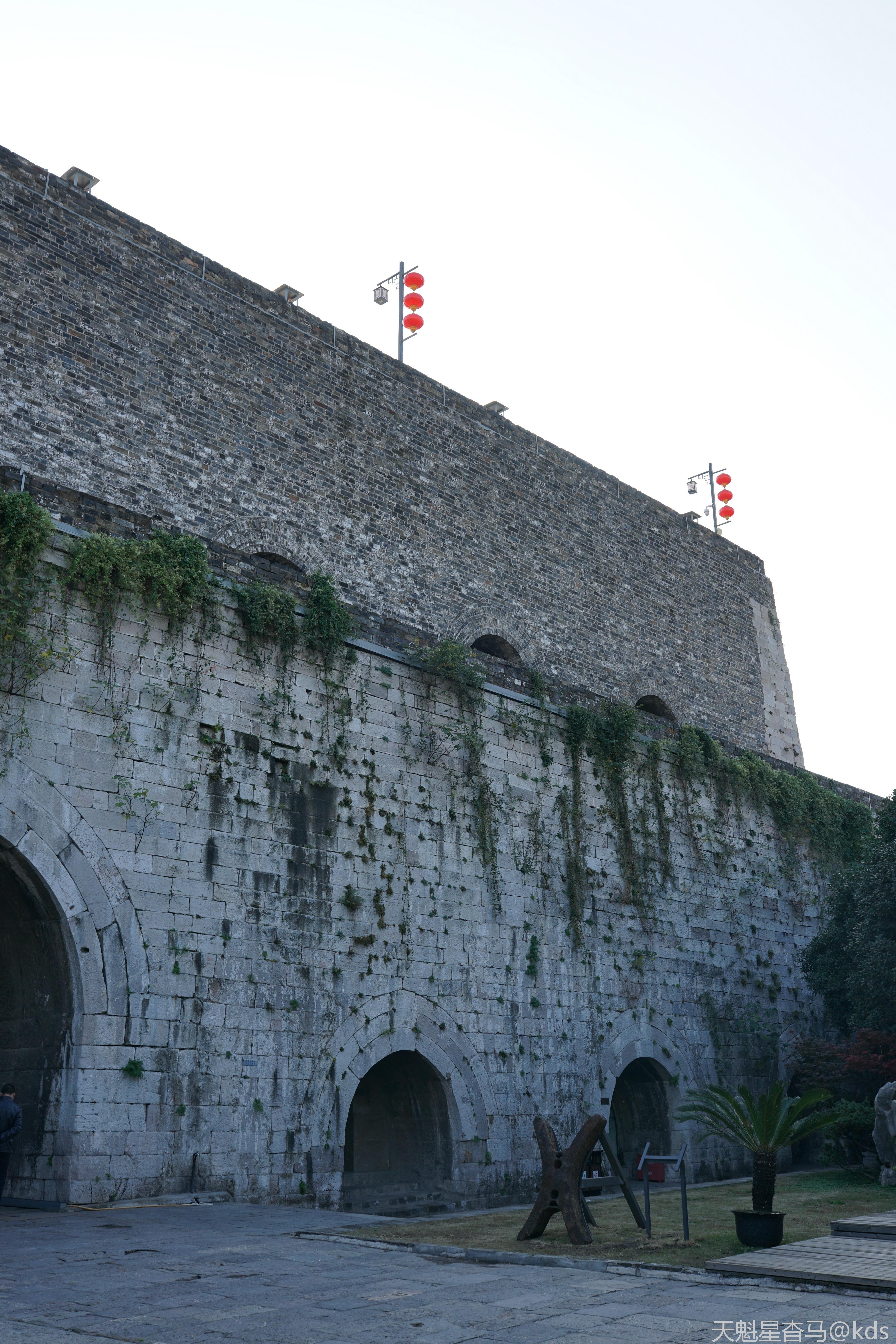 正门的城墙非常之厚,当年日本人用炮都没有轰塌
