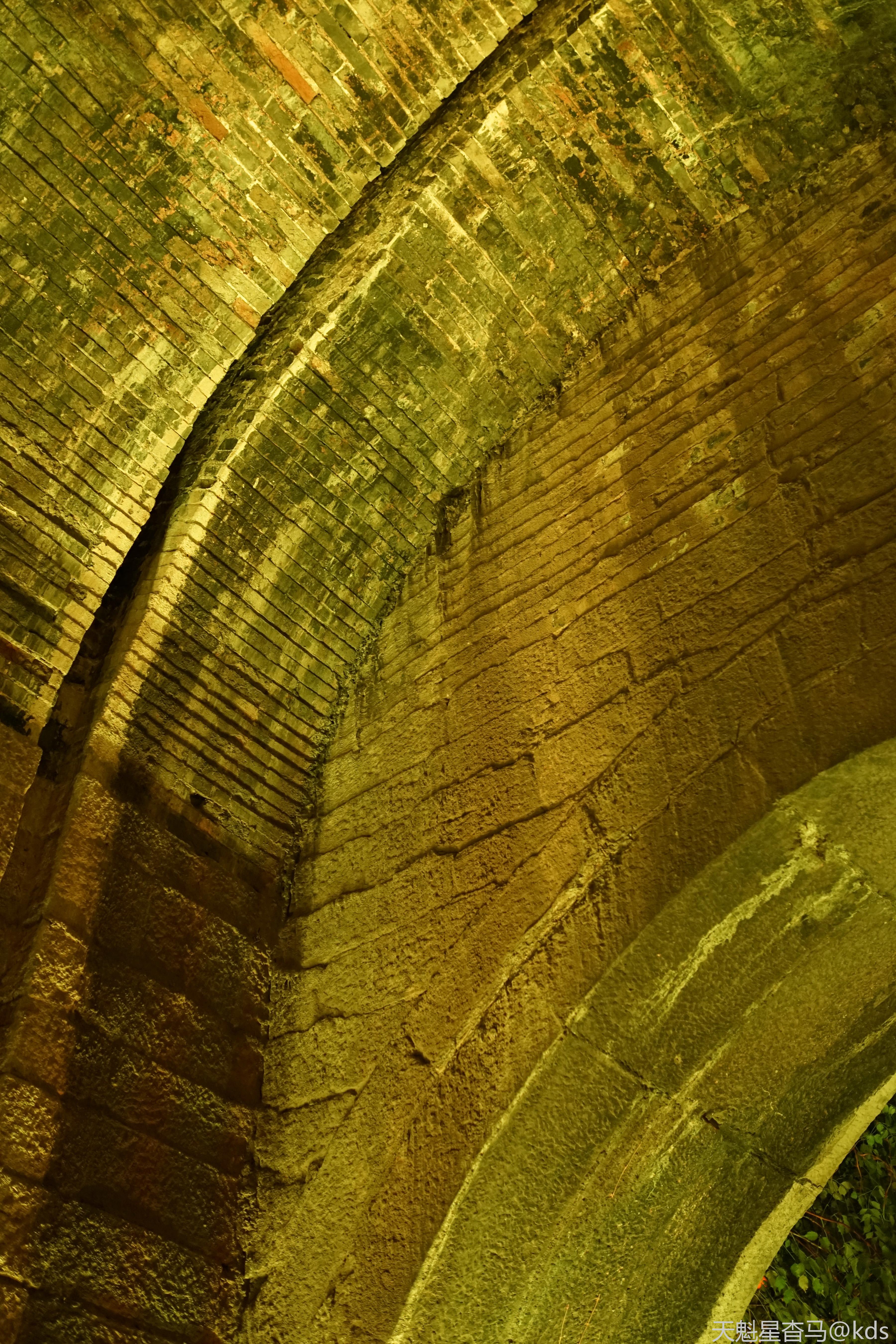 瓮城城门里的存放千斤闸的槽口.