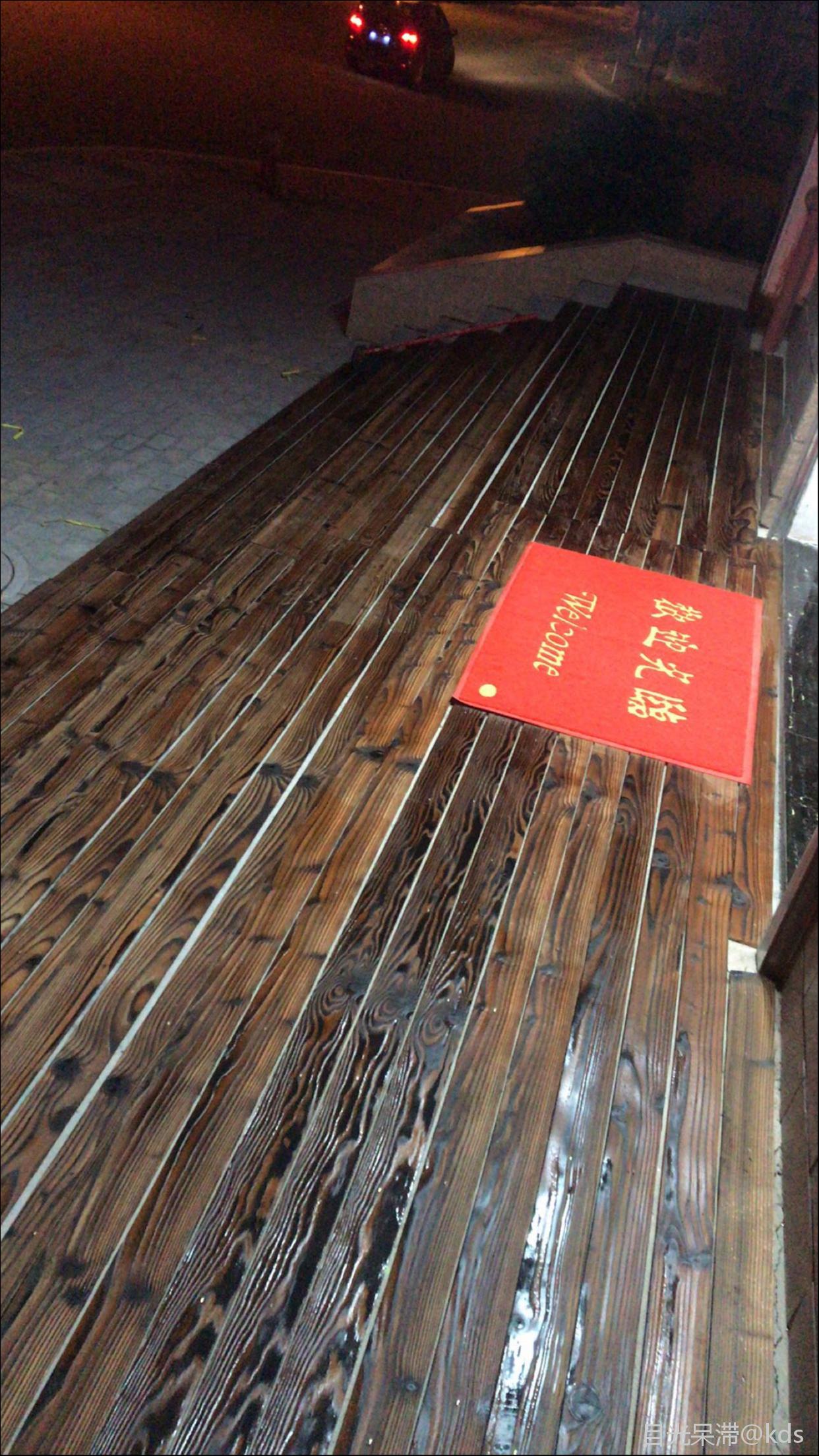 这个招牌可以的,用地板木条做招牌.我店门口铺的就是这种!