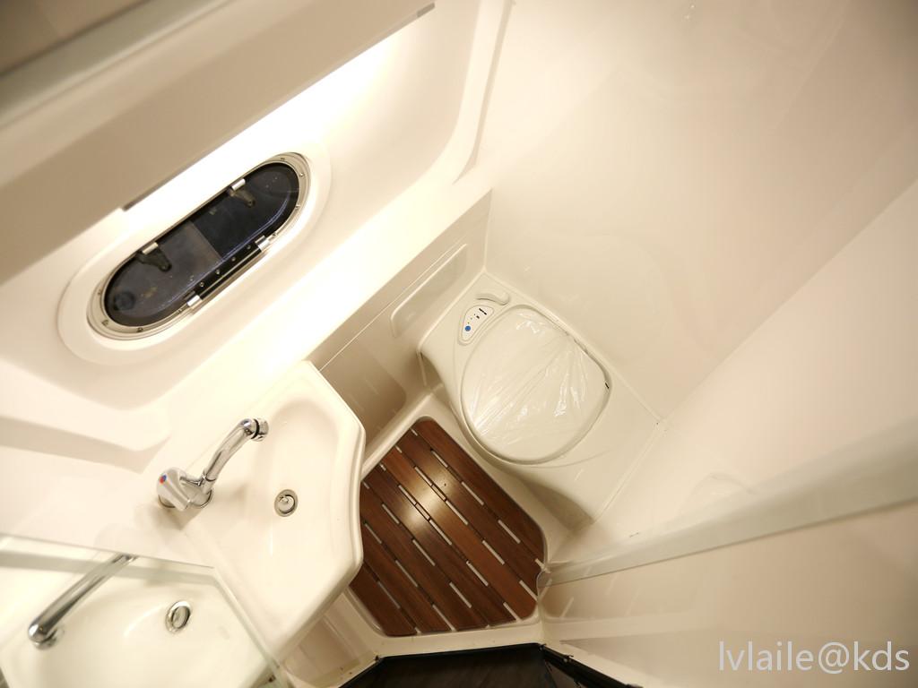 卫生间在驾驶室正后方