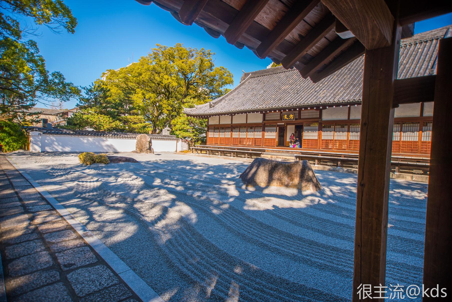 一个清净的寺庙,栅栏关着不让进,里面的肯定是vip.