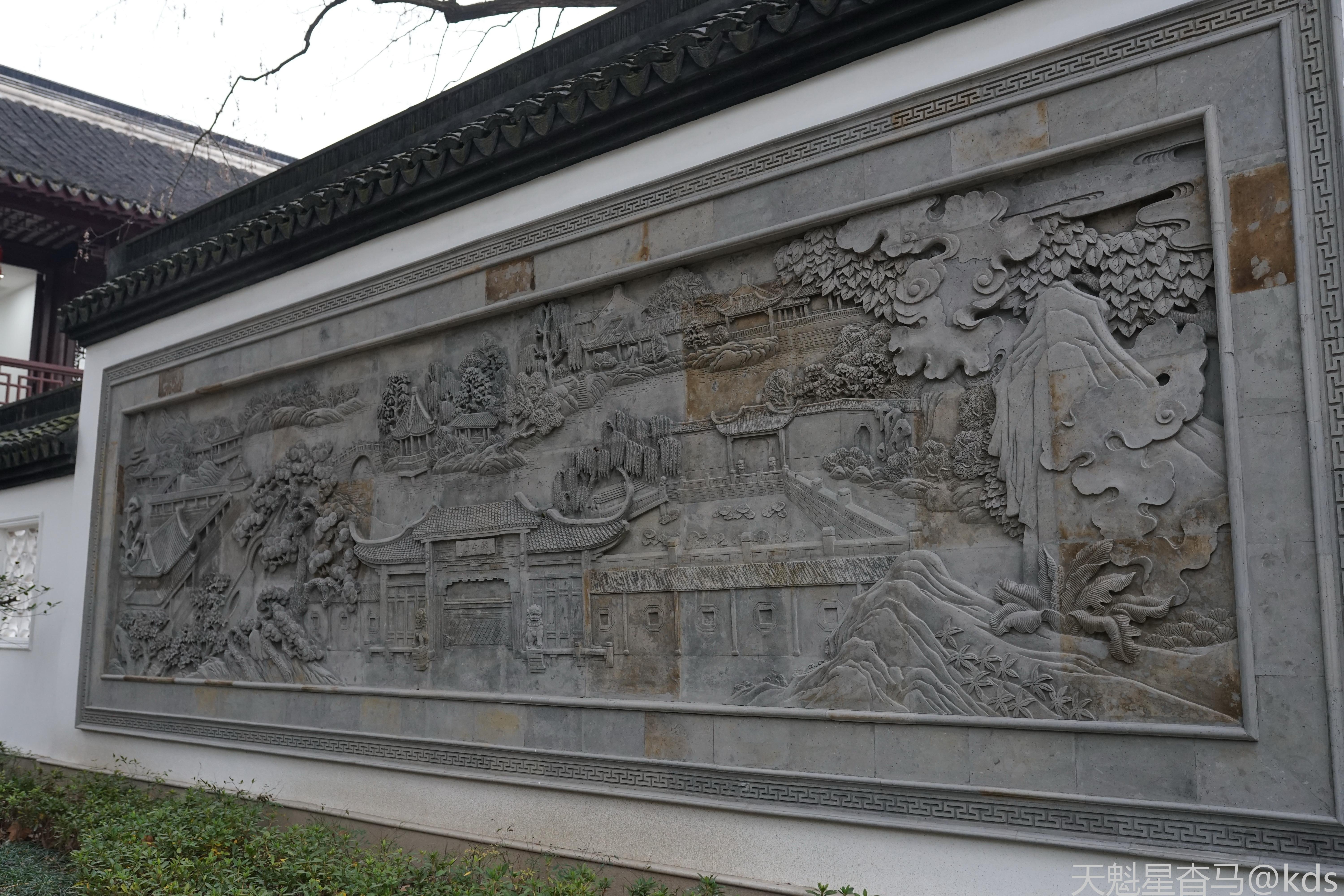 这里也就是醉白池的核心部分了,董其昌美术馆,门口有个巨大的浮雕