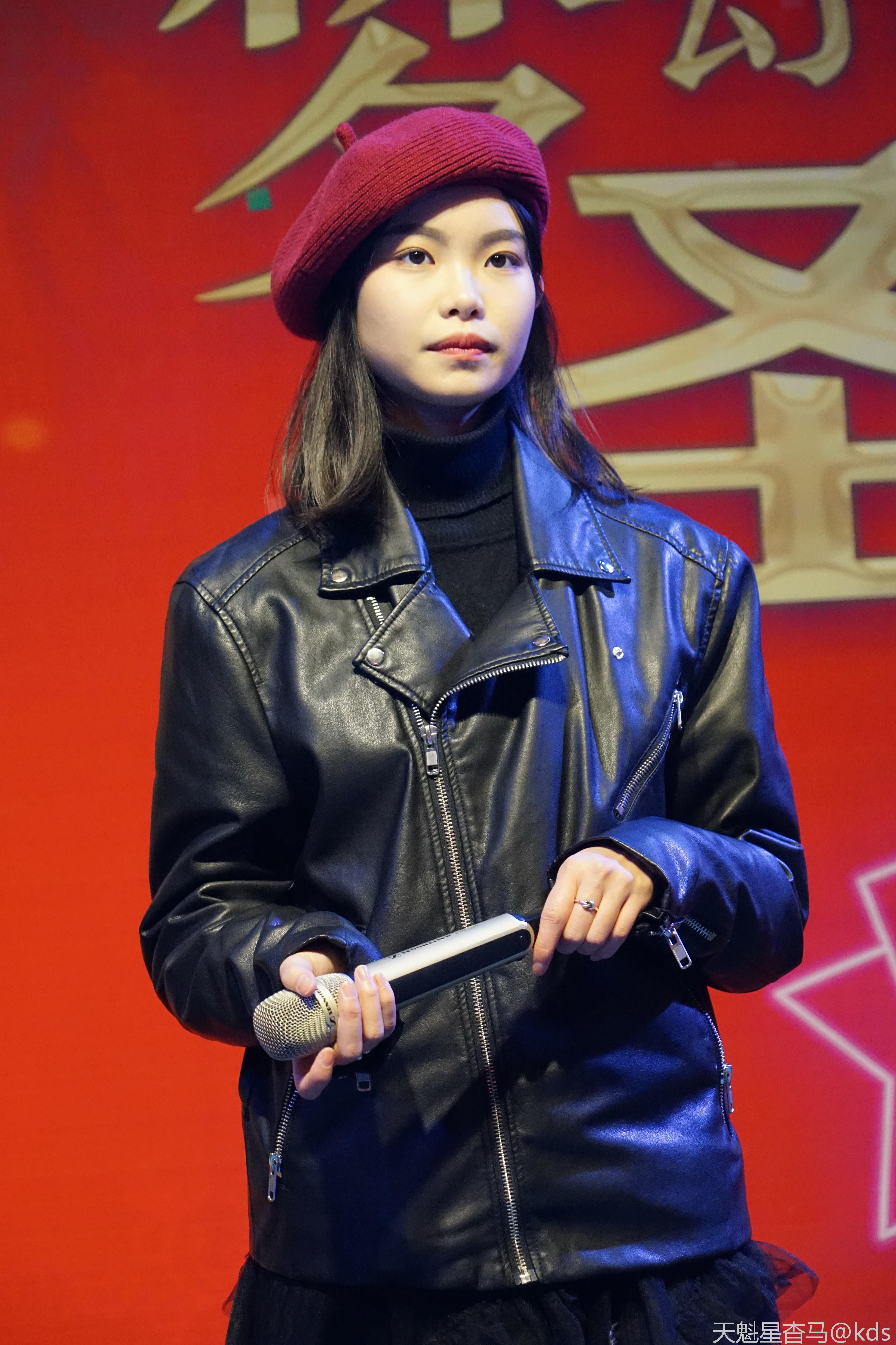 后面一个节目是一个乐队的表演,唱的什么没听清楚,不过感觉唱的