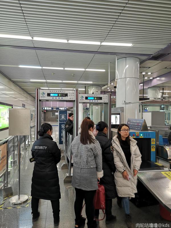 上海可能后面也会跟进1,一个入口六个安检员 到处摸来摸去