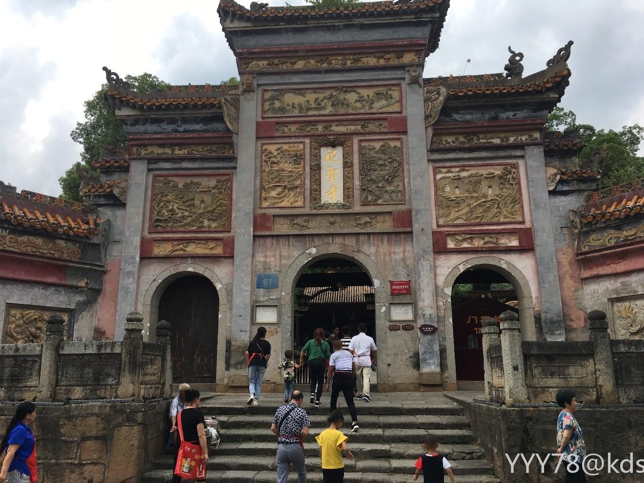 祝圣寺观音庙距南岳大庙很,主要供奉观音的本身和千手观音.