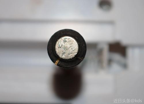 居然用了没多久就漏液了,电池还有电就漏,1.46v