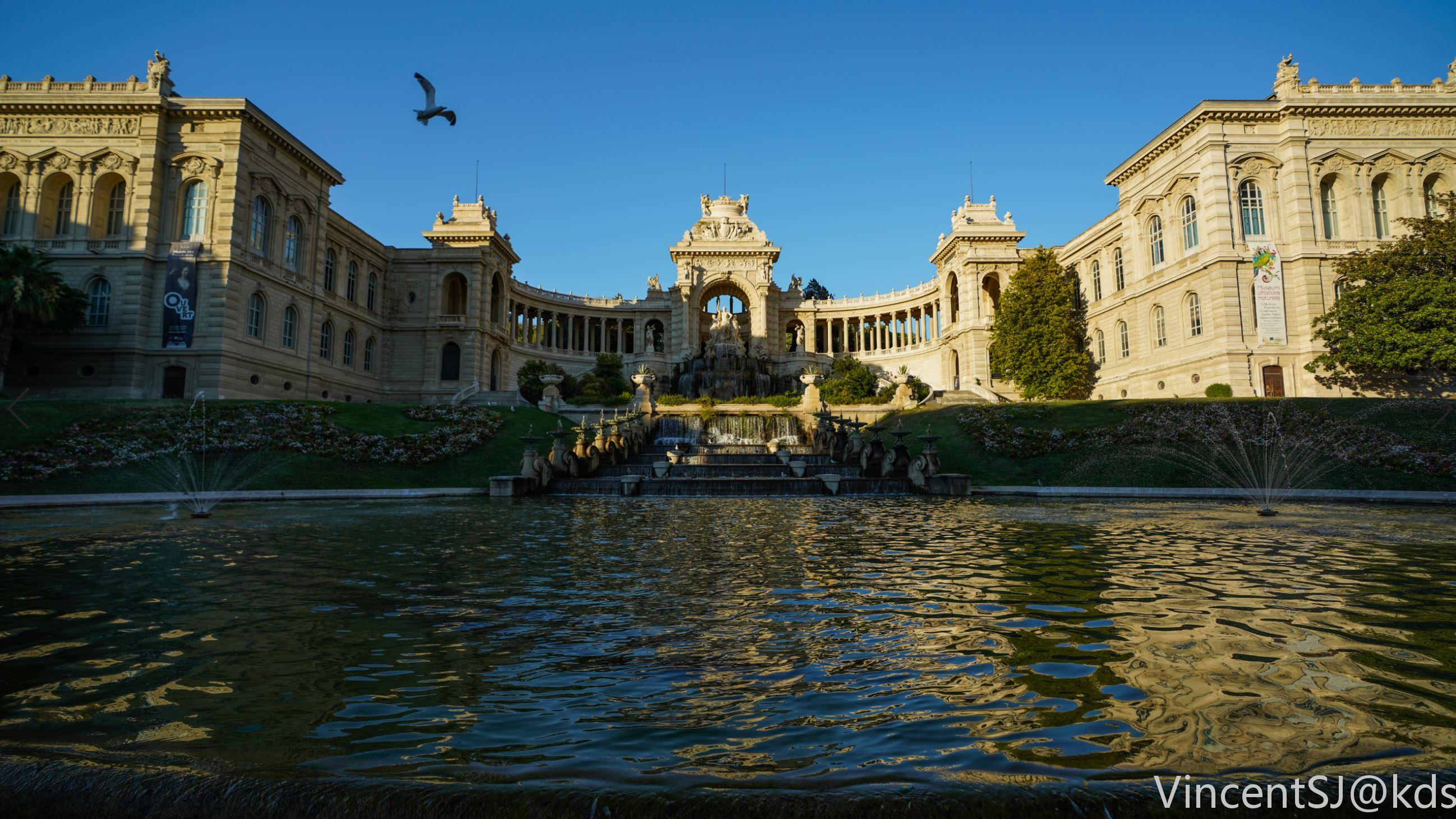 马赛隆尚宫,建于拿破仑三世,完美的对称结构建筑