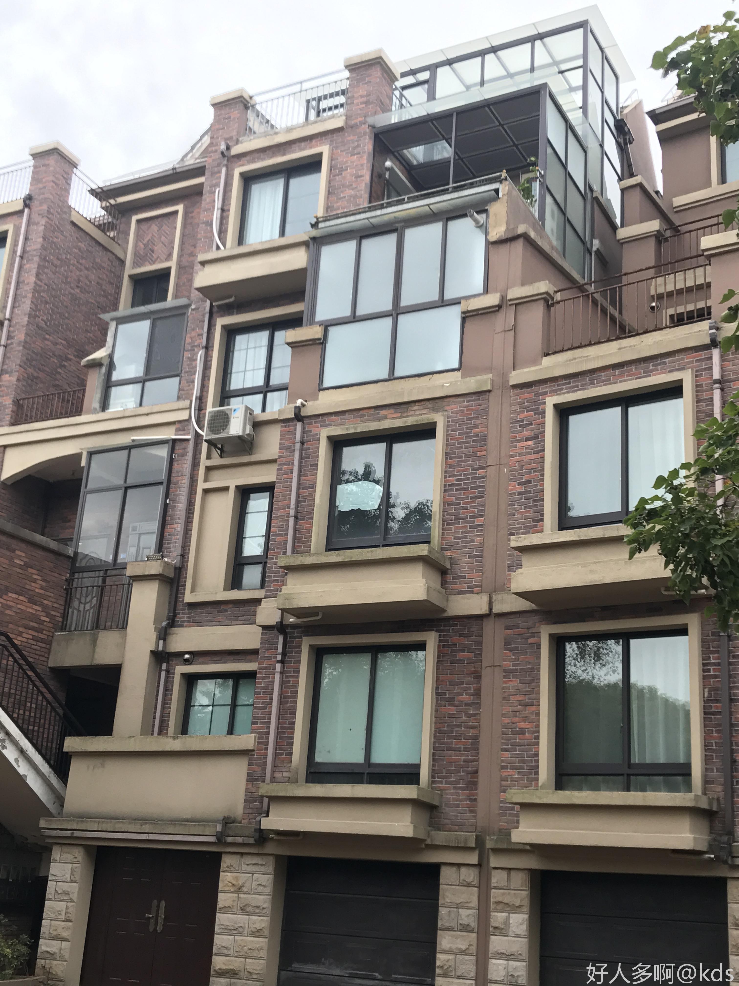 你说的是叠加 一二送地下室花园 三四送阁楼 上面都是洋盘 送这阁楼叫